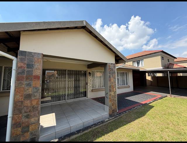4 BEDROOM HOUSE FOR SALE IN SONNEVELD